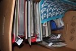 Flyttlåda 19 kilo frimärken. Bl.a. flera album, t.ex. rymdmotiv, samling Färöarna, några årssatser Grönland, med mera.