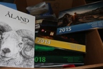 Flyttlåda 19 kilo frimärken. Bl.a. flera album, t.ex. rymdmotiv, samling Färöarna, några årssatser Grönland, med mera.