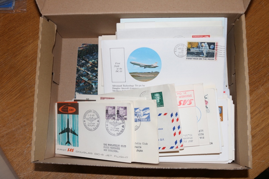 SAS förstaflyg. Parti 1950-70-tal i liten låda. Många olika stämplar och rutter!