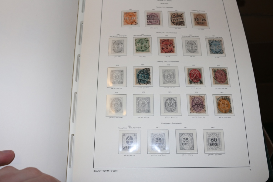 Enklare stpl samling Danmark 1851-2014 i två fräscha Leuchtturmalbum med fickor. Ganska mycket innehåll, även modernt, men enbart billiga frimärken. Medföljer gör också två album dubbletter.