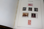 Enklare stpl samling Danmark 1851-2014 i två fräscha Leuchtturmalbum med fickor. Ganska mycket innehåll, även modernt, men enbart billiga frimärken. Medföljer gör också två album dubbletter.