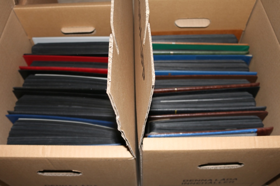 SYDAMERIKA. Omfattande samling i två flyttlådor med totalt 12 fulla visiralbum och ett tjockt insticksalbum.