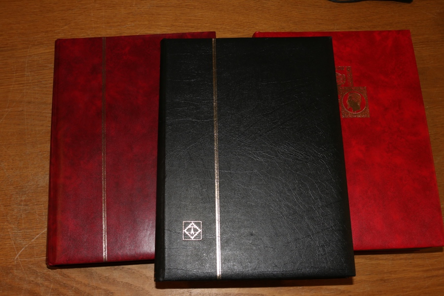 UNGERN. Samling klassiskt-1990-tal i tre tjocka insticksböcker, två av dem på 64 sidor. En del lite bättre äldre märken, men mest värde i den stora mängden - albumen är generellt helt fulla!