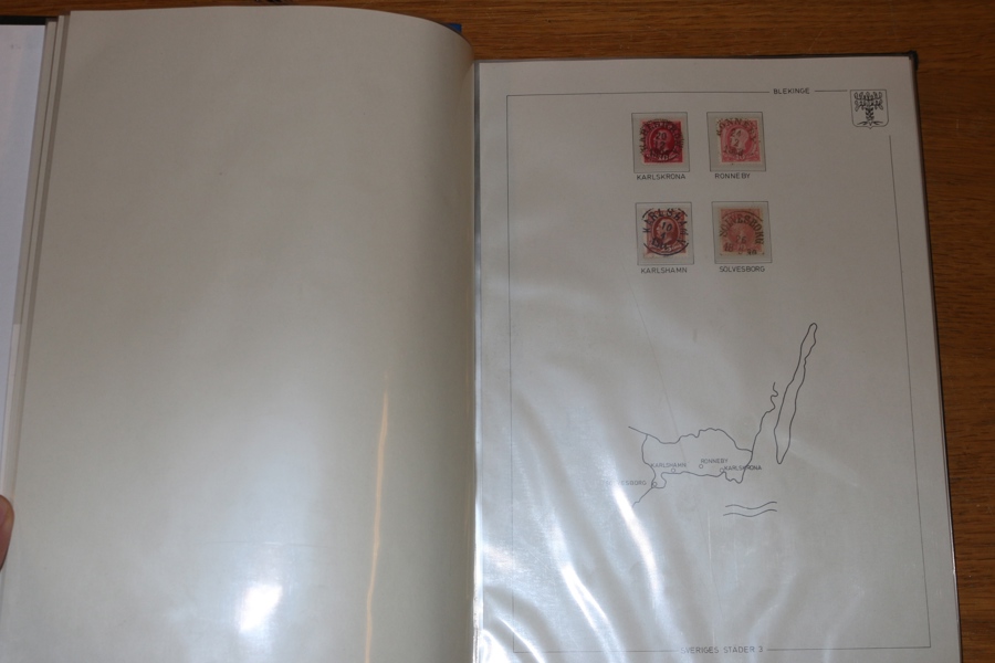 SVERIGES STÄDER. Liten samling i pärm, mest Ringtyp-Oskar II med en del prakt- eller lyxstämplat. Se bildexempel!