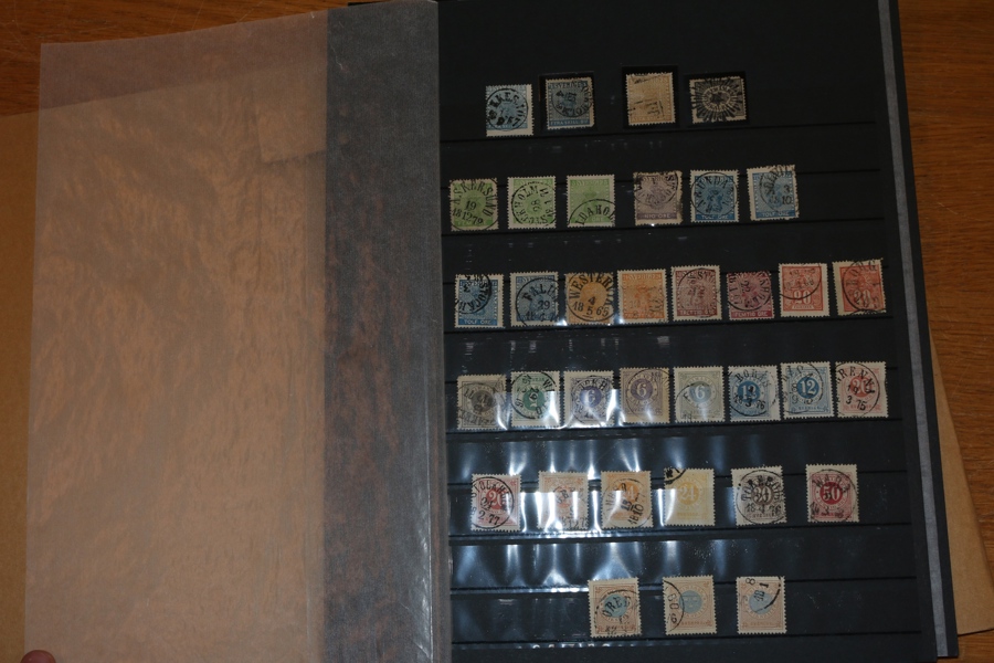 Samling Skilling bco - ringtyp på tre blad. Med bl.a. fräsch 8 sk bco, vapen öre-ringtyp överkomplett t.ex. bra tandning 14 i nyanser och riksdaler tandning 13. Några vackra stämplar. Blandad kvalitet