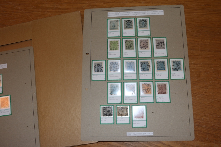 Samling 1855-1892 på lösa blad. Med tre vackra 4 sk bco, överkomplett vapen öre, fräscha svart och brun lokal, bra lejon med vacker 17 öre m.m.