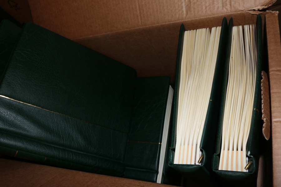 TJECKOSLOVAKIEN/TJECKIEN. Välfylld samling 1918-2009 i hela sex Leuchtturmalbum med fickor. Ojämnt besatt de första tio åren, men från 1945 och framåt nära komplett xx med mängder av frimärken!