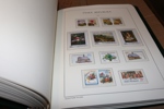 TJECKOSLOVAKIEN/TJECKIEN. Välfylld samling 1918-2009 i hela sex Leuchtturmalbum med fickor. Ojämnt besatt de första tio åren, men från 1945 och framåt nära komplett xx med mängder av frimärken!