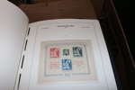 TJECKOSLOVAKIEN/TJECKIEN. Välfylld samling 1918-2009 i hela sex Leuchtturmalbum med fickor. Ojämnt besatt de första tio åren, men från 1945 och framåt nära komplett xx med mängder av frimärken!