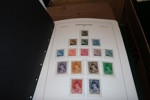 TJECKOSLOVAKIEN/TJECKIEN. Välfylld samling 1918-2009 i hela sex Leuchtturmalbum med fickor. Ojämnt besatt de första tio åren, men från 1945 och framåt nära komplett xx med mängder av frimärken!