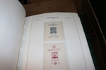 TJECKOSLOVAKIEN/TJECKIEN. Välfylld samling 1918-2009 i hela sex Leuchtturmalbum med fickor. Ojämnt besatt de första tio åren, men från 1945 och framåt nära komplett xx med mängder av frimärken!