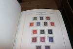 TJECKOSLOVAKIEN/TJECKIEN. Välfylld samling 1918-2009 i hela sex Leuchtturmalbum med fickor. Ojämnt besatt de första tio åren, men från 1945 och framåt nära komplett xx med mängder av frimärken!