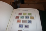 TJECKOSLOVAKIEN/TJECKIEN. Välfylld samling 1918-2009 i hela sex Leuchtturmalbum med fickor. Ojämnt besatt de första tio åren, men från 1945 och framåt nära komplett xx med mängder av frimärken!