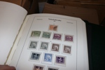 TJECKOSLOVAKIEN/TJECKIEN. Välfylld samling 1918-2009 i hela sex Leuchtturmalbum med fickor. Ojämnt besatt de första tio åren, men från 1945 och framåt nära komplett xx med mängder av frimärken!