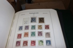 TJECKOSLOVAKIEN/TJECKIEN. Välfylld samling 1918-2009 i hela sex Leuchtturmalbum med fickor. Ojämnt besatt de första tio åren, men från 1945 och framåt nära komplett xx med mängder av frimärken!