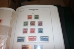TJECKOSLOVAKIEN/TJECKIEN. Välfylld samling 1918-2009 i hela sex Leuchtturmalbum med fickor. Ojämnt besatt de första tio åren, men från 1945 och framåt nära komplett xx med mängder av frimärken!