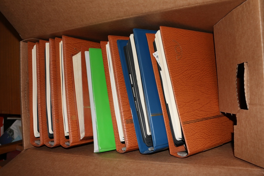 Flyttlåda mest Norden med samlingar Danmark, Finland, Färöarna. Dessutom album USA, en del xx Österrike m.m.