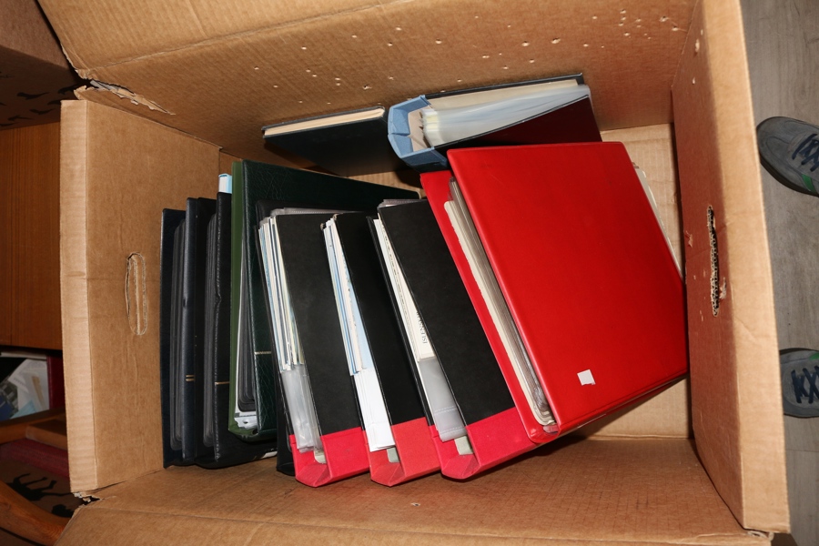 FÅGLAR. Samling i flyttlåda med tre visirpärmar frimärken, med stor del postfriskt sorterat på arter. Dessutom fyra pärmar brev och maximikort med fågelmotiv, både svenskt och utländskt.