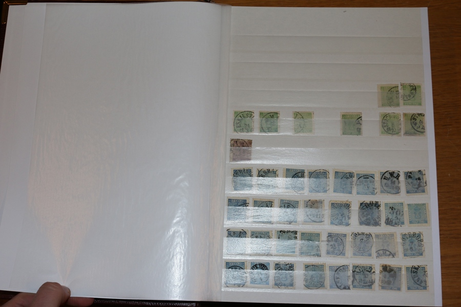 Lagerparti Sverige i tjock insticksbok. Bland annat mycket vapentyp öre, ringtyp och en del Oscar-Medaljong. Inget efter 1910-talet. Blandad kvalitet.