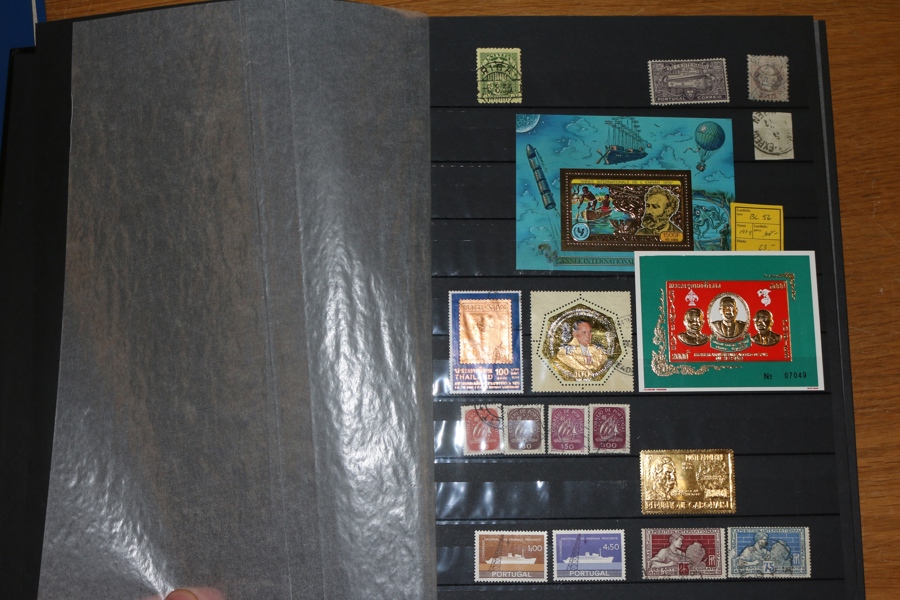 VÄRLDEN. Parti blandat i tjock insticksbok, väldigt varierande länder från runt om i världen. Både stämplat och x/xx förekommer. Ser trevligt ut.