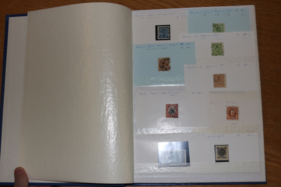 Insticksbok 16 sidor med en del något bättre märken. Bl.a. några bra tyska märken och en svensk 5 kr Kongress, tyvärr har dock 5-kronan en tunn fläck.