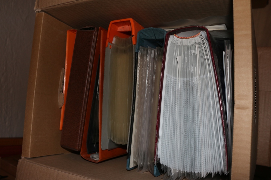 Samling FDC ca 1998-2016 i flera pärmar. Dessutom en pärm med FDC med vinjetter från 70-talet. Utöver detta ingår också en del maximikort och lösa frimärken. Högt nypris på allt detta!