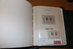 USA. Samling klassiskt fram till 2007 i hela fem Leuchtturmalbum med fickor. Innehåller en hel del användbart material i den äldre delen med flera bättre märken. Ett helt album för "back of the book".