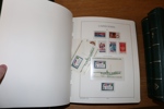 USA. Samling klassiskt fram till 2007 i hela fem Leuchtturmalbum med fickor. Innehåller en hel del användbart material i den äldre delen med flera bättre märken. Ett helt album för "back of the book".