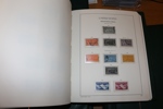 USA. Samling klassiskt fram till 2007 i hela fem Leuchtturmalbum med fickor. Innehåller en hel del användbart material i den äldre delen med flera bättre märken. Ett helt album för "back of the book".