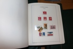 USA. Samling klassiskt fram till 2007 i hela fem Leuchtturmalbum med fickor. Innehåller en hel del användbart material i den äldre delen med flera bättre märken. Ett helt album för "back of the book".