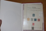 "ETTOR". Album med några förstautgåvor (eller nästan) från olika länder, t.ex. Finland 10 kop oval. Även några modernare utgåvor. Något blandad kvalitet.