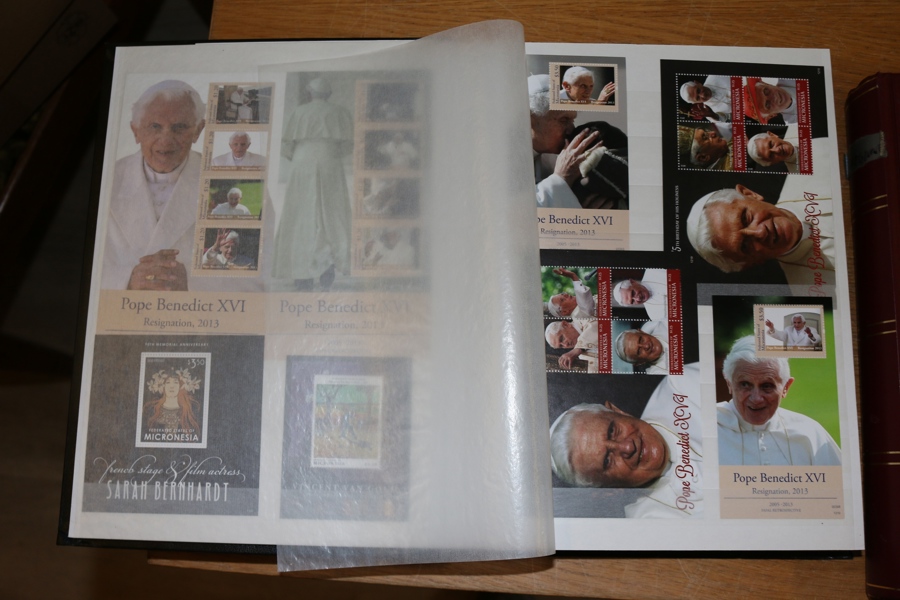 MIKRONESIEN. Samling xx mest block-utgåvor 1990-2000-talet i två tjocka insticksböcker. Mängder med fina motivmärken! Det ena albumet fullt, det andra halvfullt.