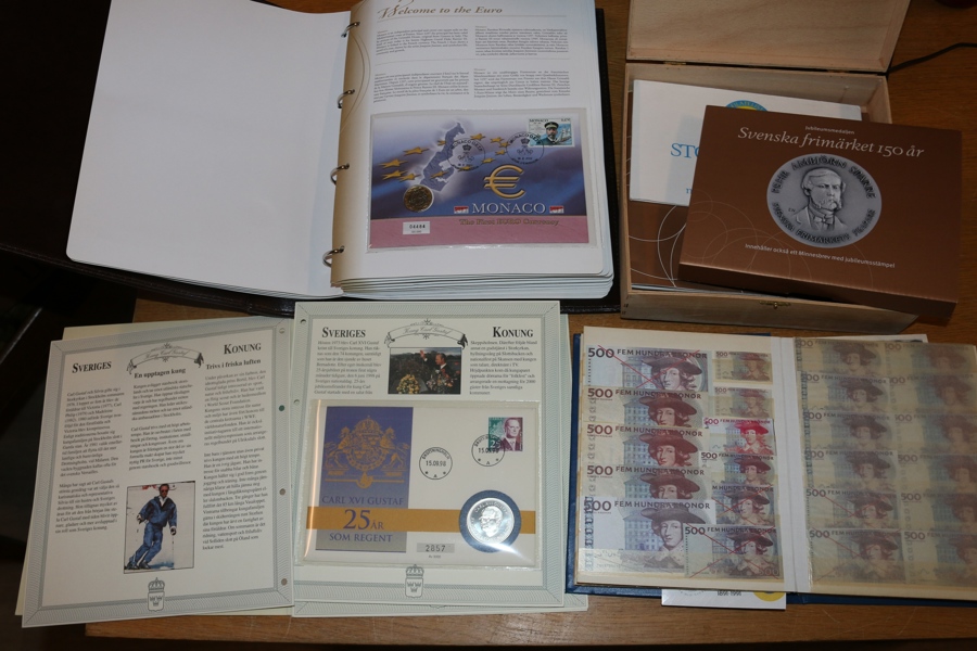 Mynt, medaljer m.m. Litet parti med bl.a. jubileumsmedalj "Svenska frimärket 150 år" i .999 silver, 25g. Dessutom samling 15 olika 1-euromynt i specialalbum + utgående valutor.