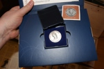 Mynt, medaljer m.m. Litet parti med bl.a. jubileumsmedalj "Svenska frimärket 150 år" i .999 silver, 25g. Dessutom samling 15 olika 1-euromynt i specialalbum + utgående valutor.