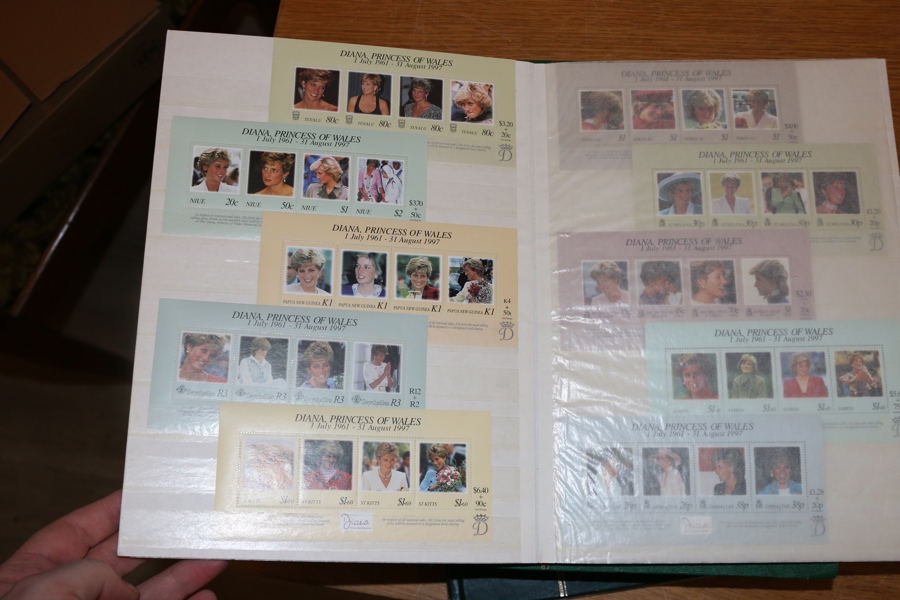 MOTIV. 3 album varav ett med xx Lady Diana, ett med fjärilar och konst (mest stpl) samt ett album blommor/växter (mest stpl).