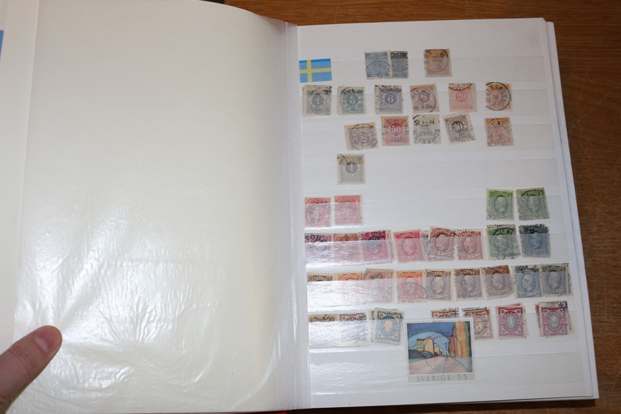 Samling/parti i fyra album varav tre insticksböcker. Äldre del lite enklare stämplat, mest värde i nominal på 2000-talet över 20000 kr inkl massor med "brev" (räknade som 22 kr).