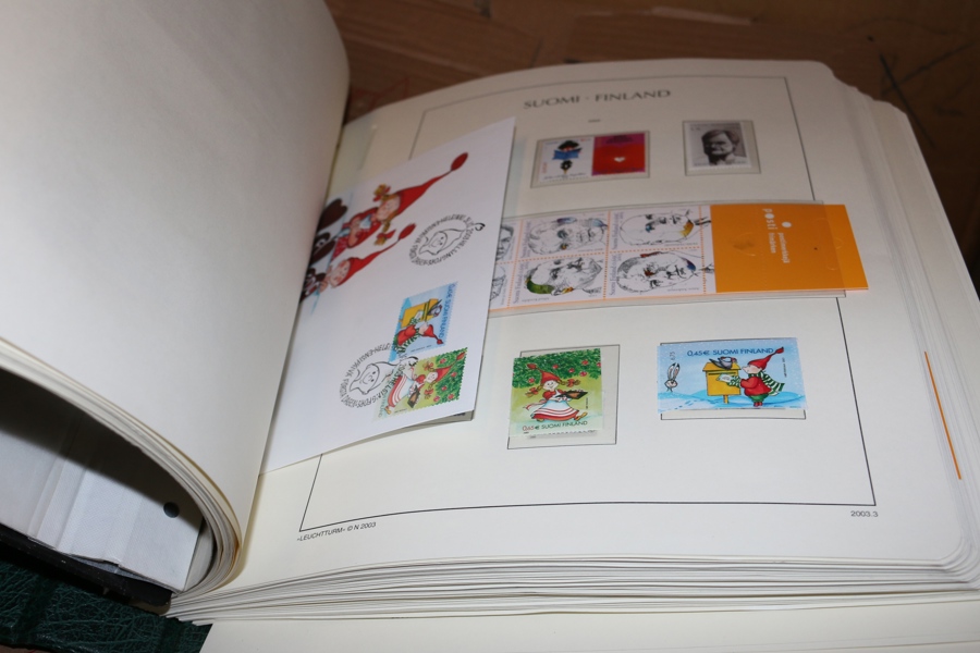 Samling xx 2000-2015 mest block/häften. Innehåller ca 650 fixvärdemärken, valörmärken oräknat. Hög nominal! Pärmen är defekt.