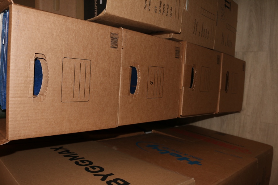 Samling (nästan) hela världen i fyra flyttlådor. Totalt 80 kg album oftast sorterat på land, de flesta album mycket välfyllda. 