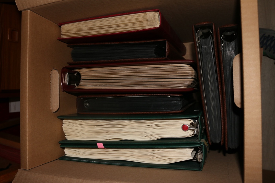 Samling 1892-1970-tal x/xx i två förtrycksalbum med några lite bättre märken, samt samling häften 1940-tal fram till 1983 i tre album. Nominellt värde oräknat. Även album dubbletter.