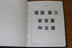Samling x/xx 1886-1974 i Leuchtturmalbum med fickor. Välfyllt med Oscar II, medaljong, landstorm, bandmärken. Kongress och Förening kpl mest xx. 