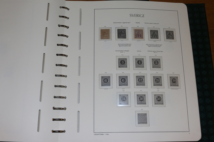 Samling mest ostämplat med en mindre del postfriska inslag fram till 1950. Väldigt ojämnt besatt men med flera bra inslag t.ex. F14A (x), 15b, kpl tjänste tandning 14, många bandmärken.