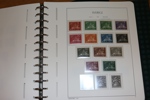 Samling mest ostämplat med en mindre del postfriska inslag fram till 1950. Väldigt ojämnt besatt men med flera bra inslag t.ex. F14A (x), 15b, kpl tjänste tandning 14, många bandmärken.