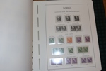 Samling mest ostämplat med en mindre del postfriska inslag fram till 1950. Väldigt ojämnt besatt men med flera bra inslag t.ex. F14A (x), 15b, kpl tjänste tandning 14, många bandmärken.