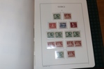 Samling mest ostämplat med en mindre del postfriska inslag fram till 1950. Väldigt ojämnt besatt men med flera bra inslag t.ex. F14A (x), 15b, kpl tjänste tandning 14, många bandmärken.