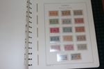 Samling mest ostämplat med en mindre del postfriska inslag fram till 1950. Väldigt ojämnt besatt men med flera bra inslag t.ex. F14A (x), 15b, kpl tjänste tandning 14, många bandmärken.