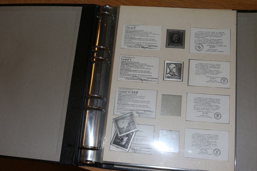 Album med 9 frimärksplaketter i sterlingsilver, gjorda på 70-talet. Finsilvervikt 196,5 x 0,925 = 181,7 gram.