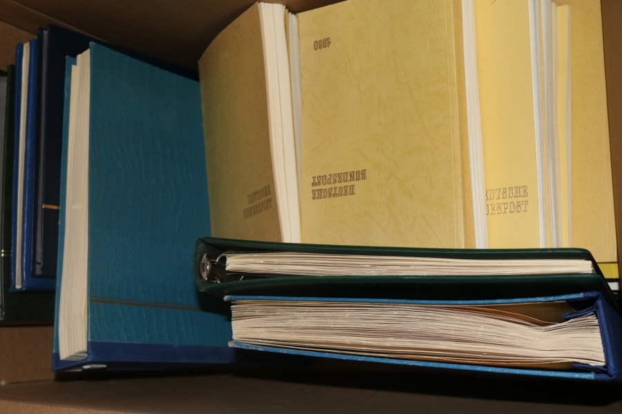 TYSKLAND. Flyttlåda med ett tiotal album, bl.a. en samling Reich och en med Bund. Även många årssatser Bund (Västtyskland) 1970-80-tal.