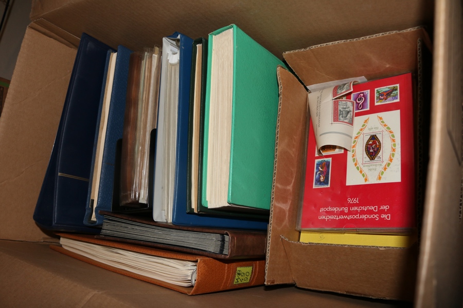 TYSKLAND. Flyttlåda med blandat innehåll, bland annat välfyllda stämplade samlingar Bund och DDR, samt en grundsamling Reich 1871-1932.