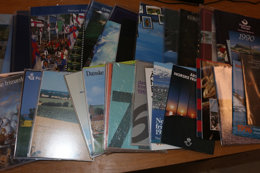 Mindre flyttlåda full med årssatser Norden mest 1970-90-tal. Finland, Åland, Danmark, Norge och Grönland. Se bild, många!