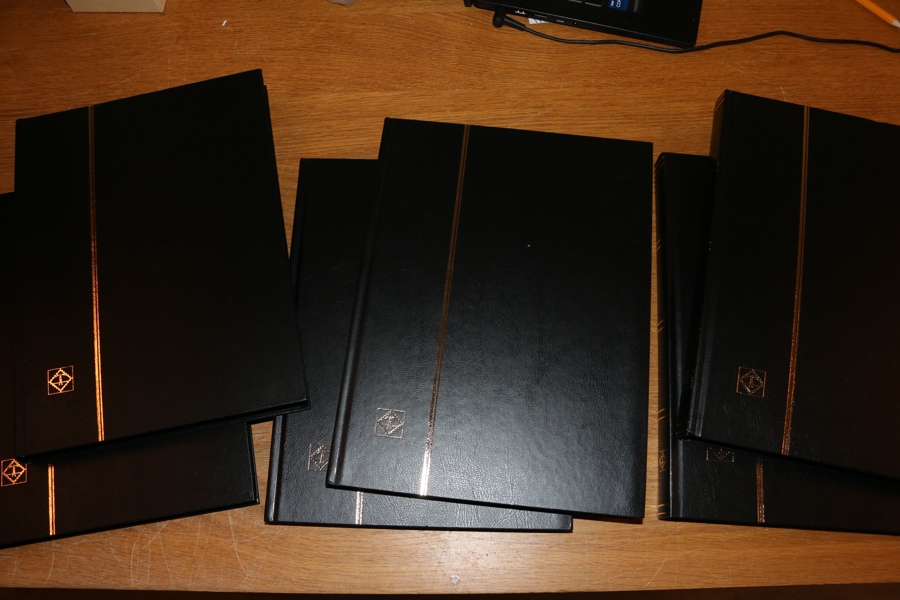 Sex svarta insticksalbum Leuchtturm 32 sidor, i nära nyskick, med parti postfriskt 1970-82 inkl en del 5-strip i fyra av albumen, stämplat i två.